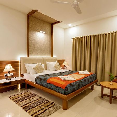 Hotel Woodland Kolhapur Bagian luar foto
