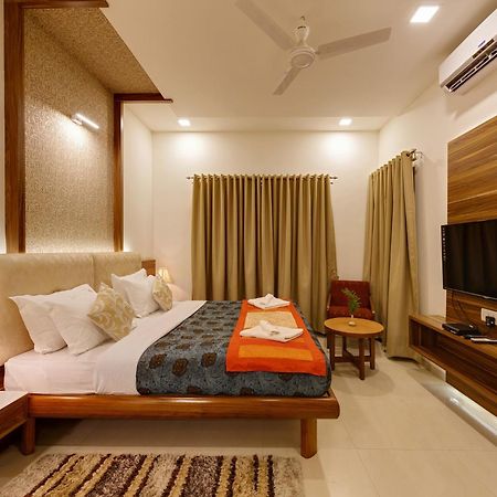 Hotel Woodland Kolhapur Bagian luar foto