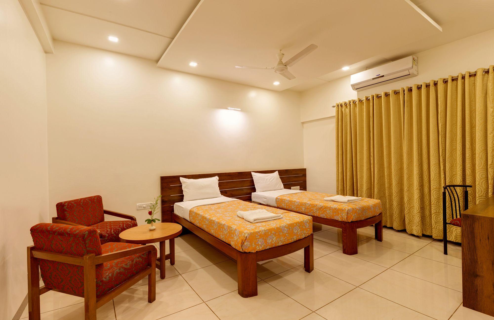 Hotel Woodland Kolhapur Bagian luar foto
