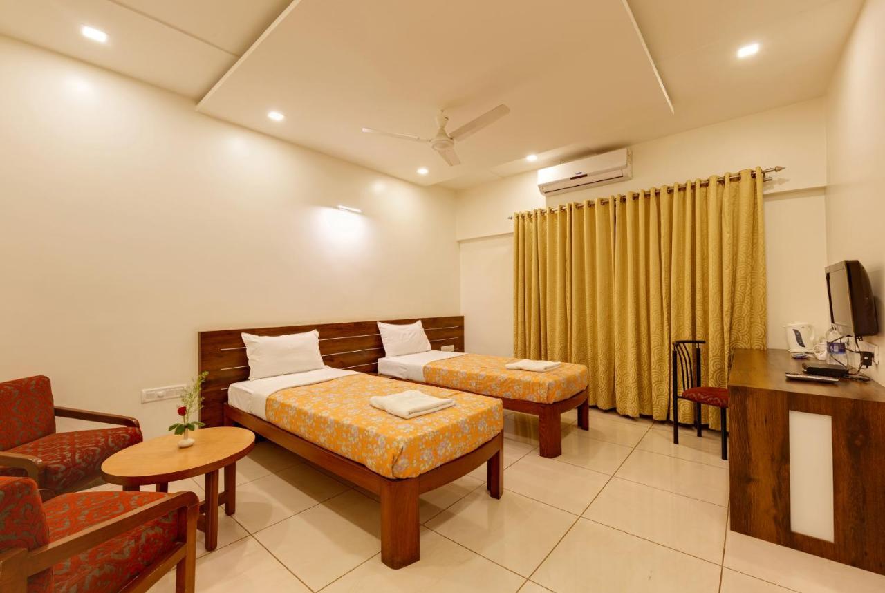 Hotel Woodland Kolhapur Bagian luar foto
