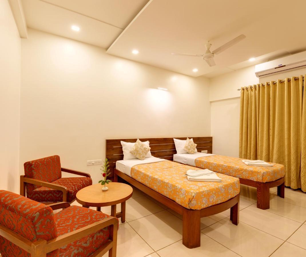 Hotel Woodland Kolhapur Bagian luar foto