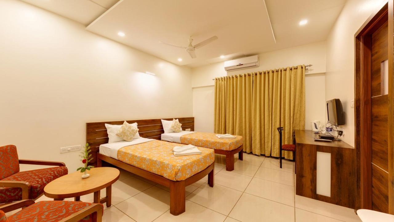 Hotel Woodland Kolhapur Bagian luar foto