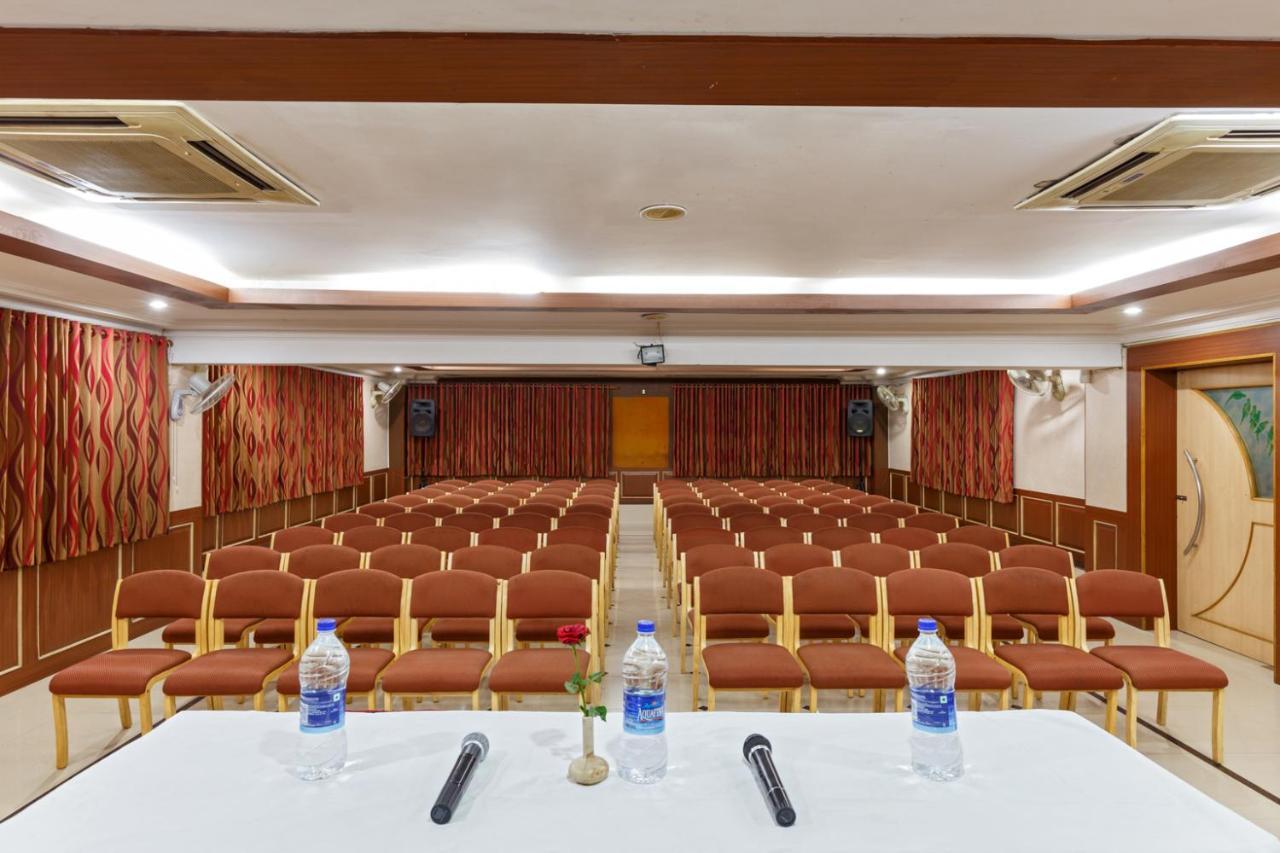 Hotel Woodland Kolhapur Bagian luar foto