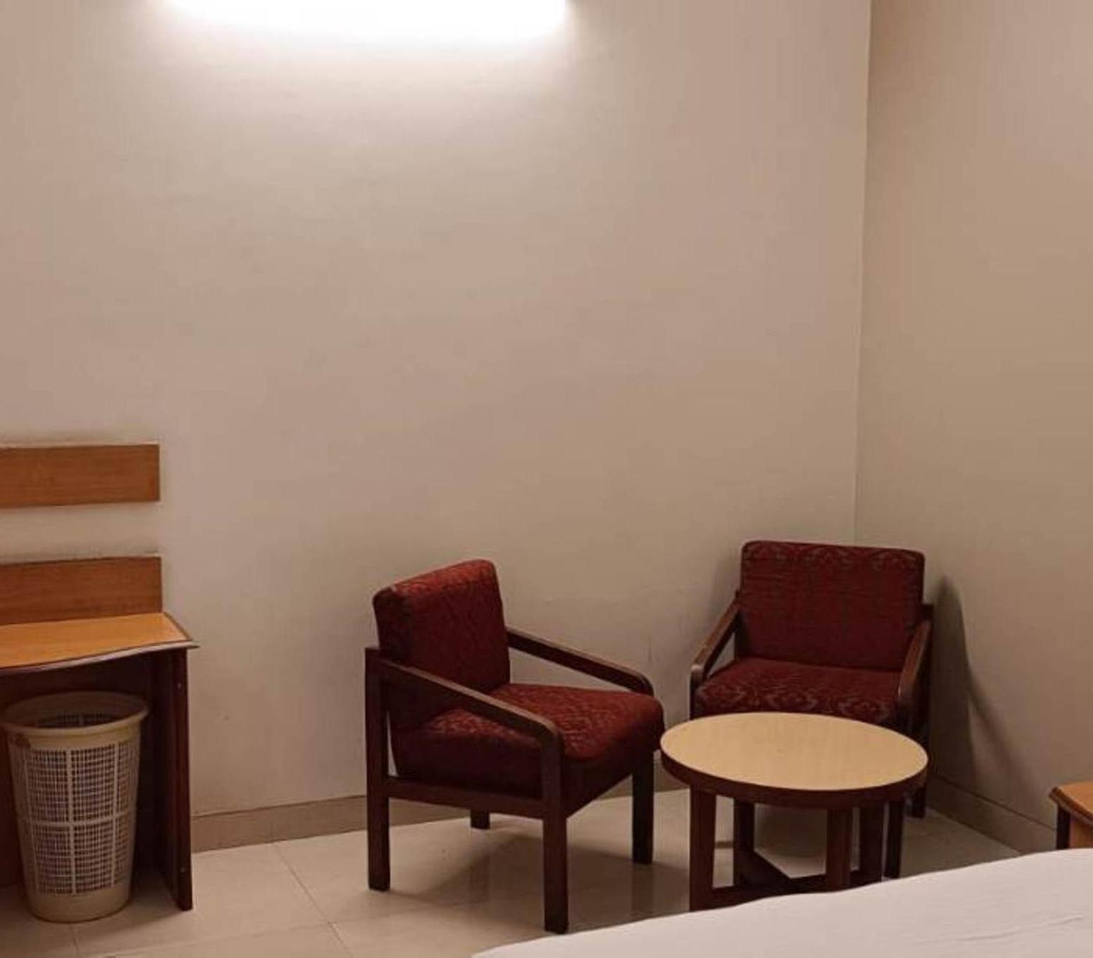Hotel Woodland Kolhapur Bagian luar foto