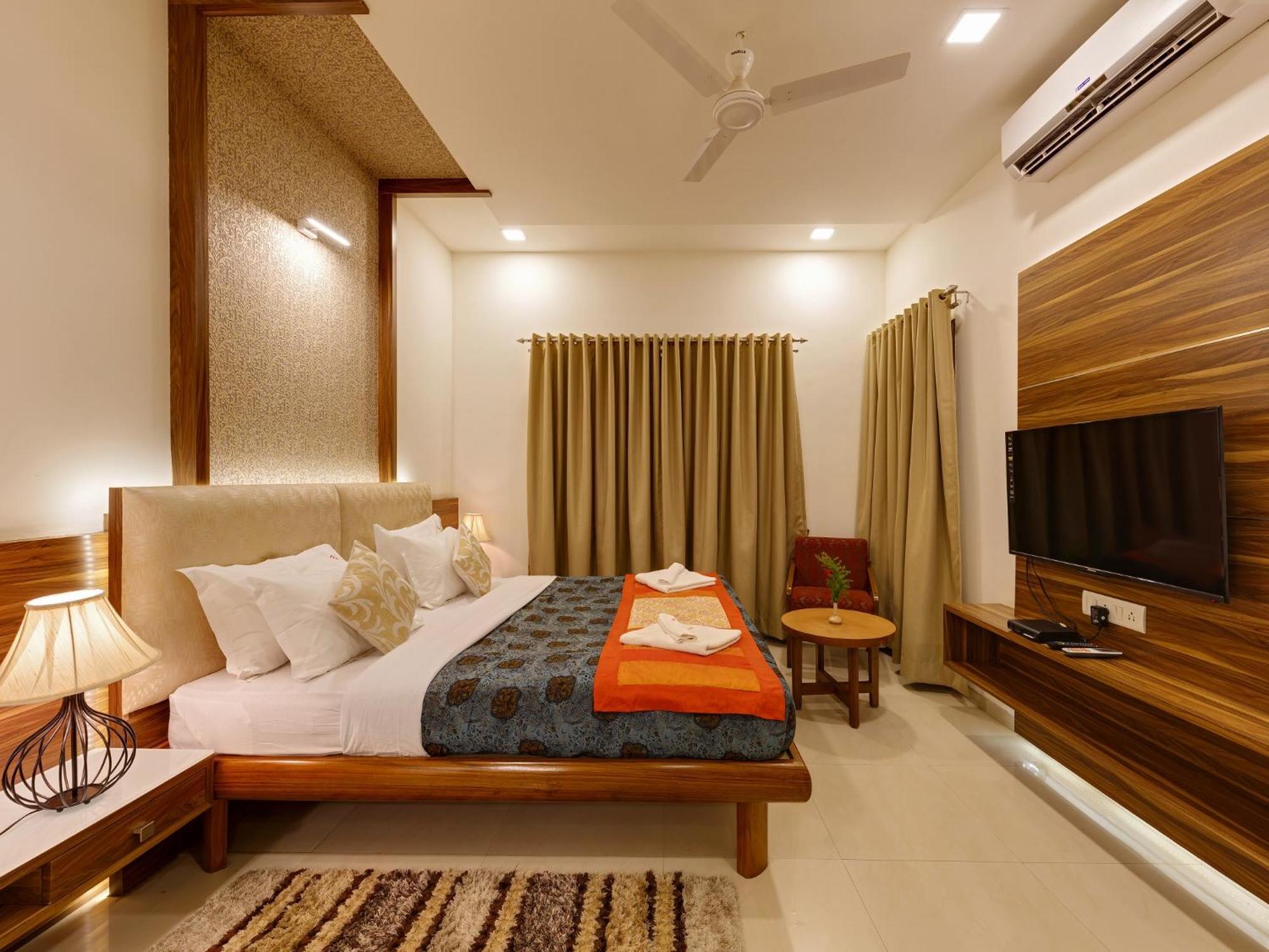 Hotel Woodland Kolhapur Bagian luar foto