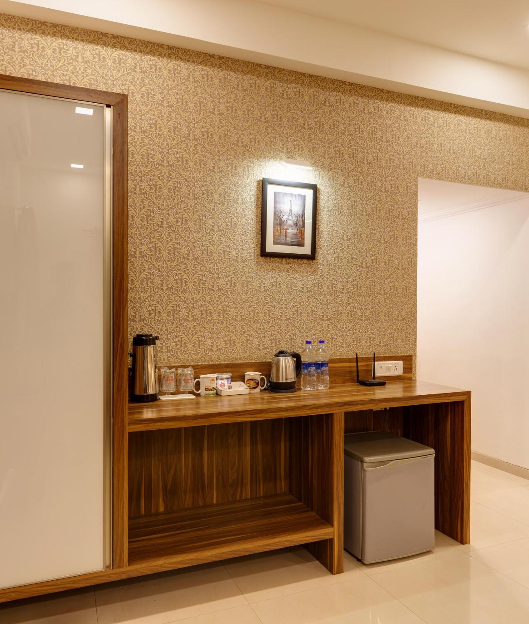 Hotel Woodland Kolhapur Bagian luar foto