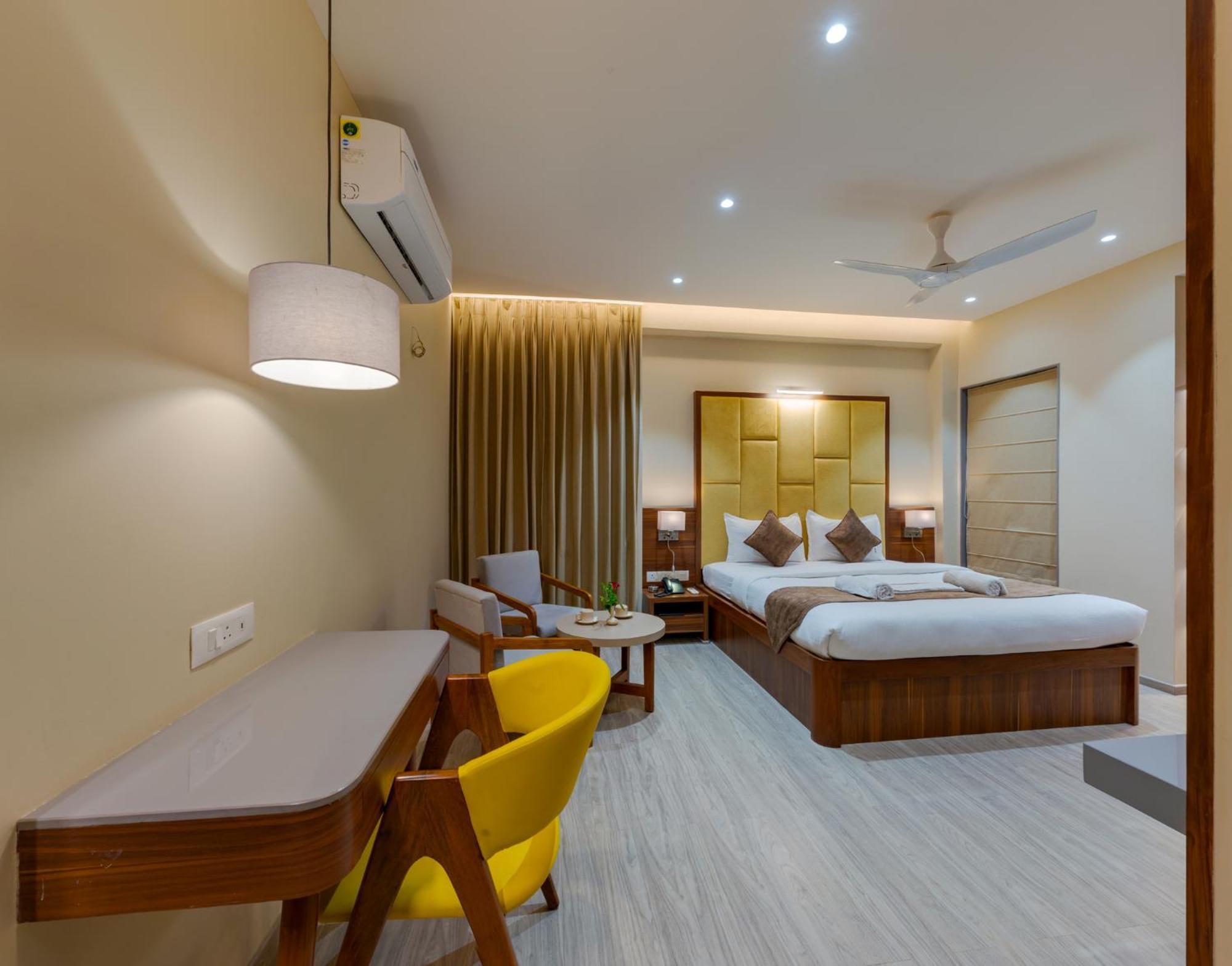 Hotel Woodland Kolhapur Bagian luar foto