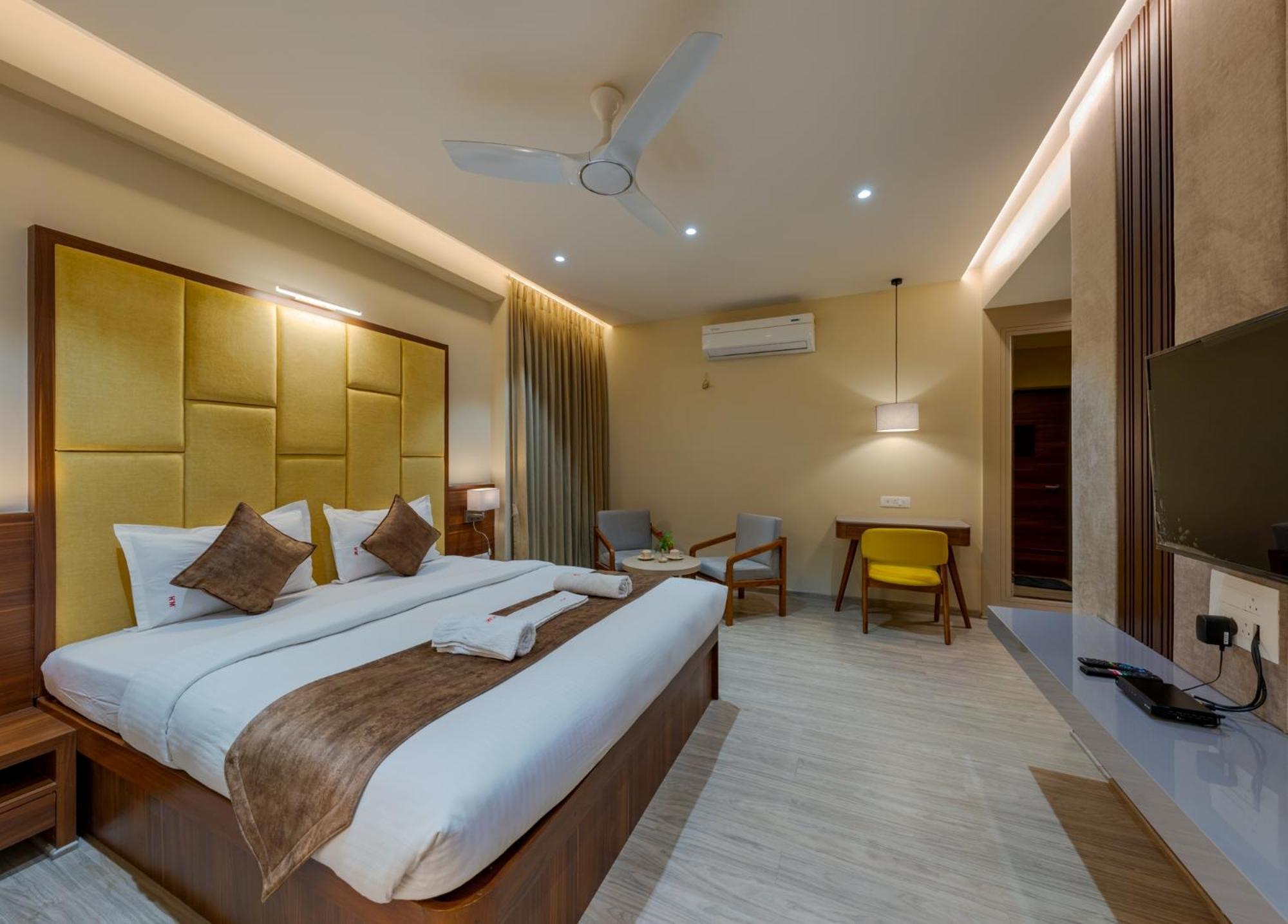 Hotel Woodland Kolhapur Bagian luar foto