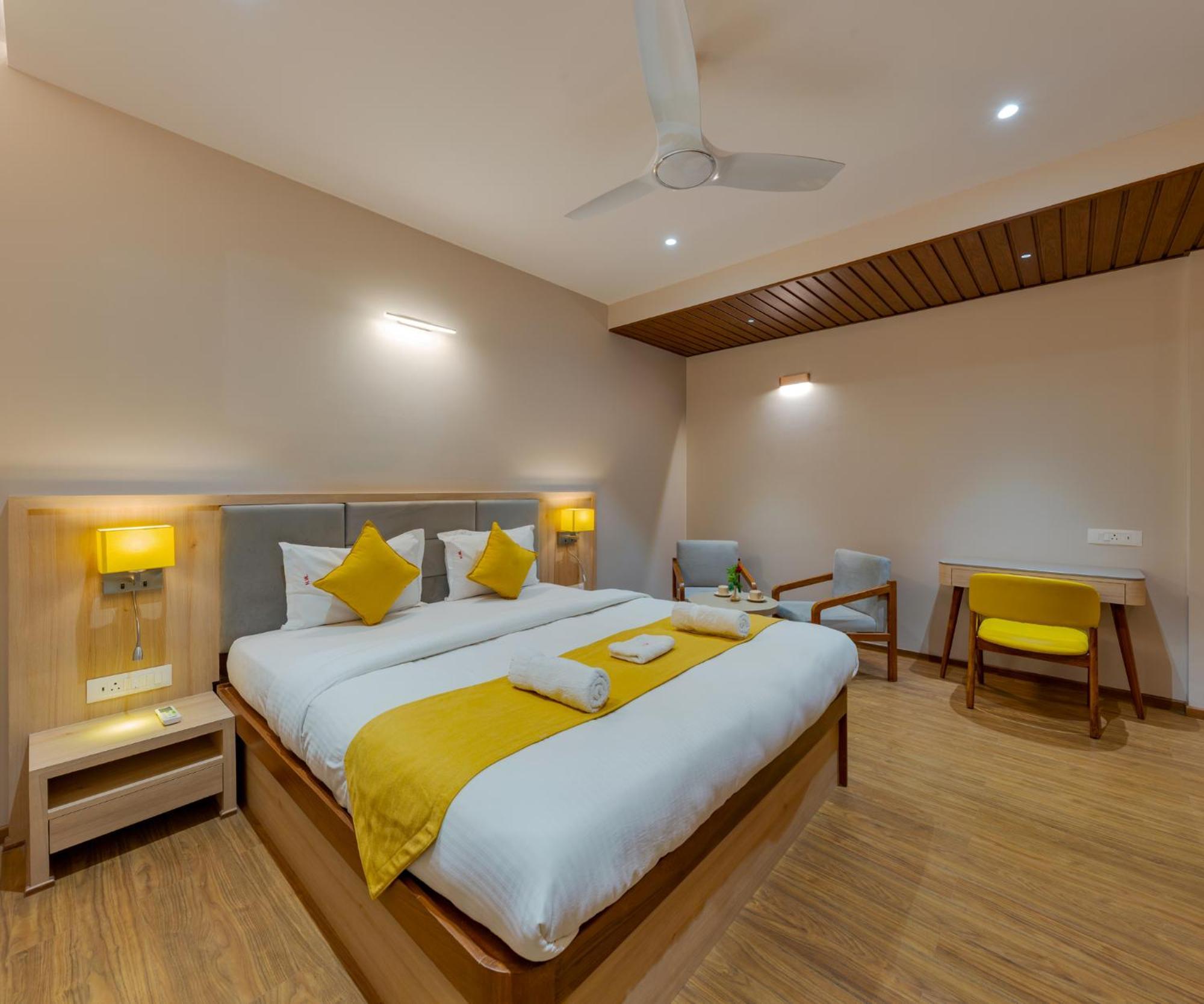Hotel Woodland Kolhapur Bagian luar foto