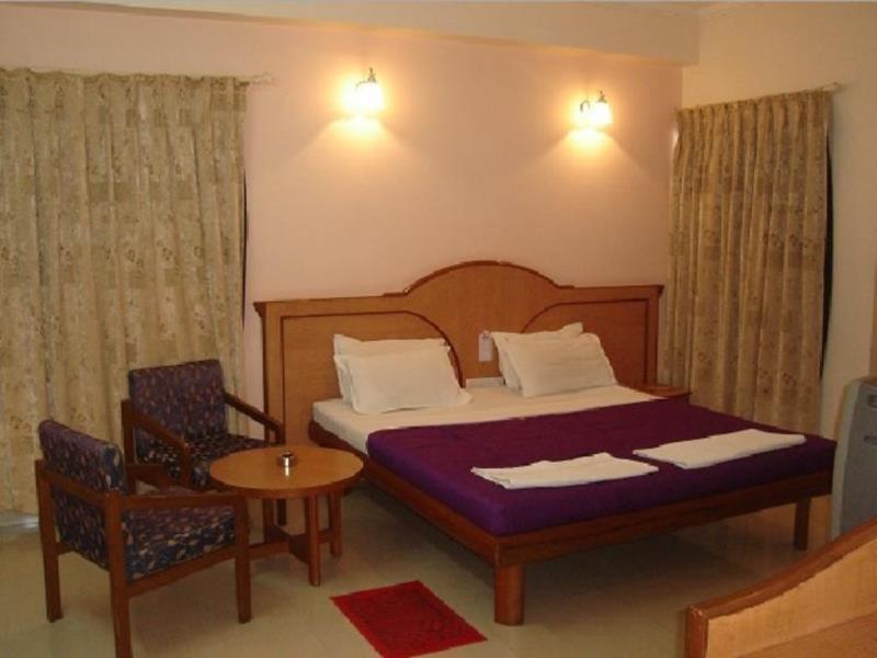 Hotel Woodland Kolhapur Bagian luar foto
