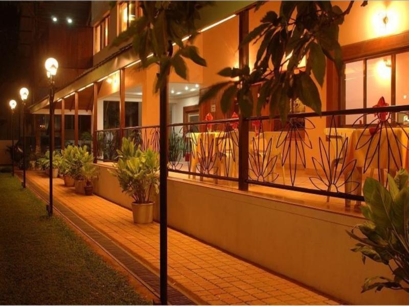 Hotel Woodland Kolhapur Bagian luar foto