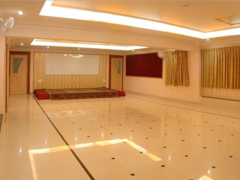 Hotel Woodland Kolhapur Bagian luar foto