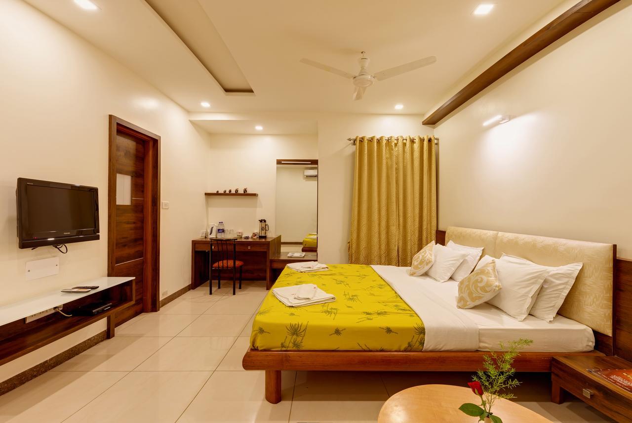 Hotel Woodland Kolhapur Bagian luar foto
