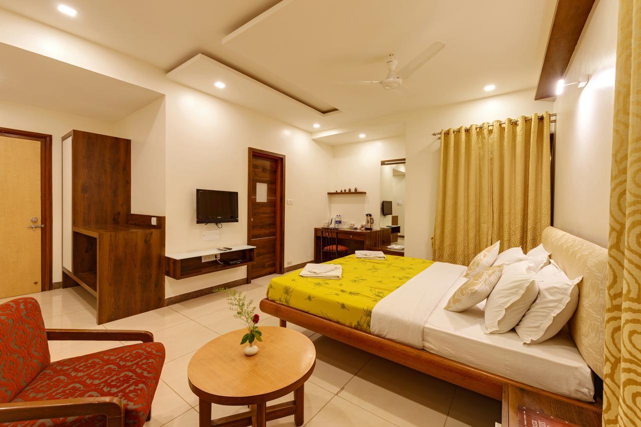 Hotel Woodland Kolhapur Bagian luar foto