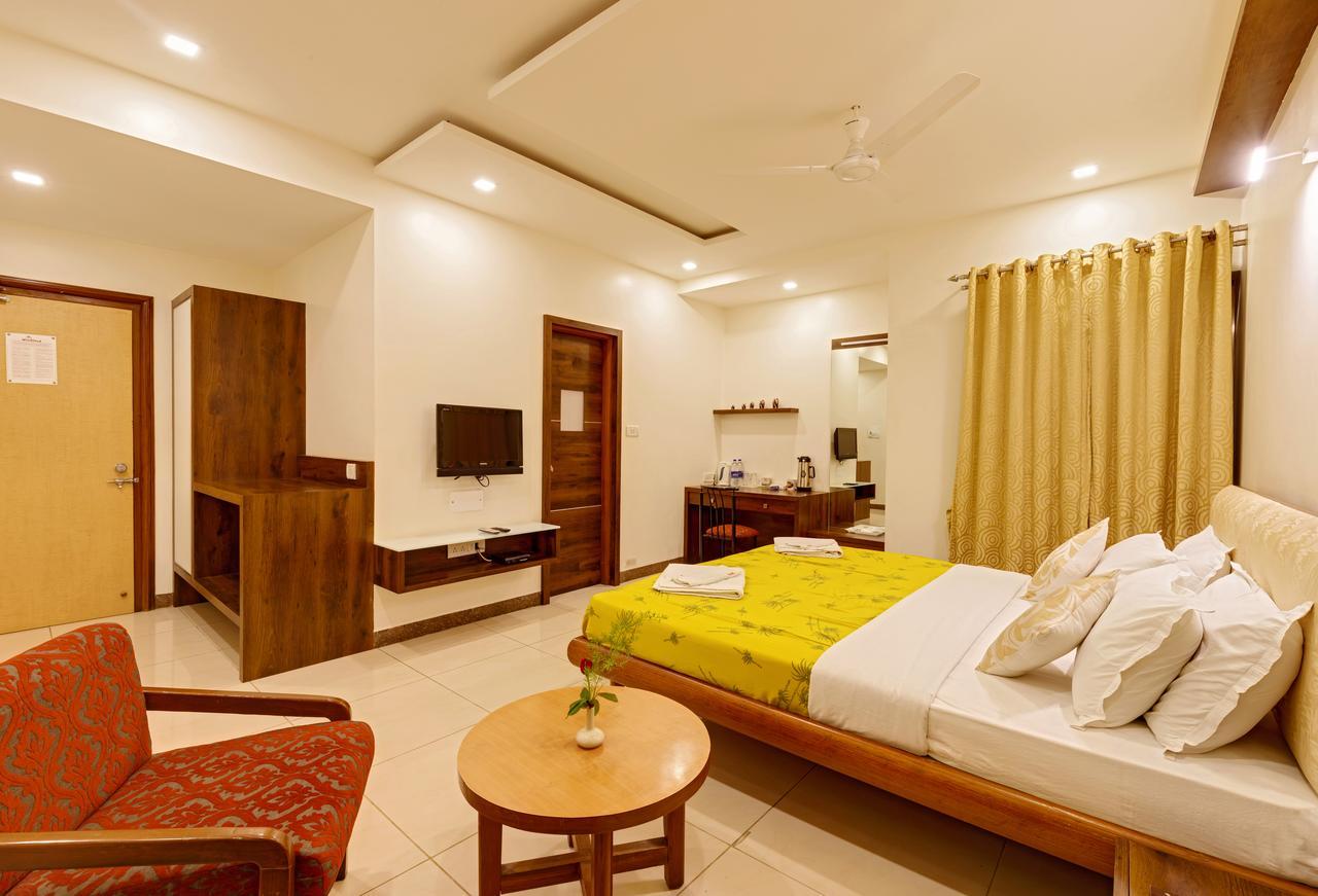 Hotel Woodland Kolhapur Bagian luar foto