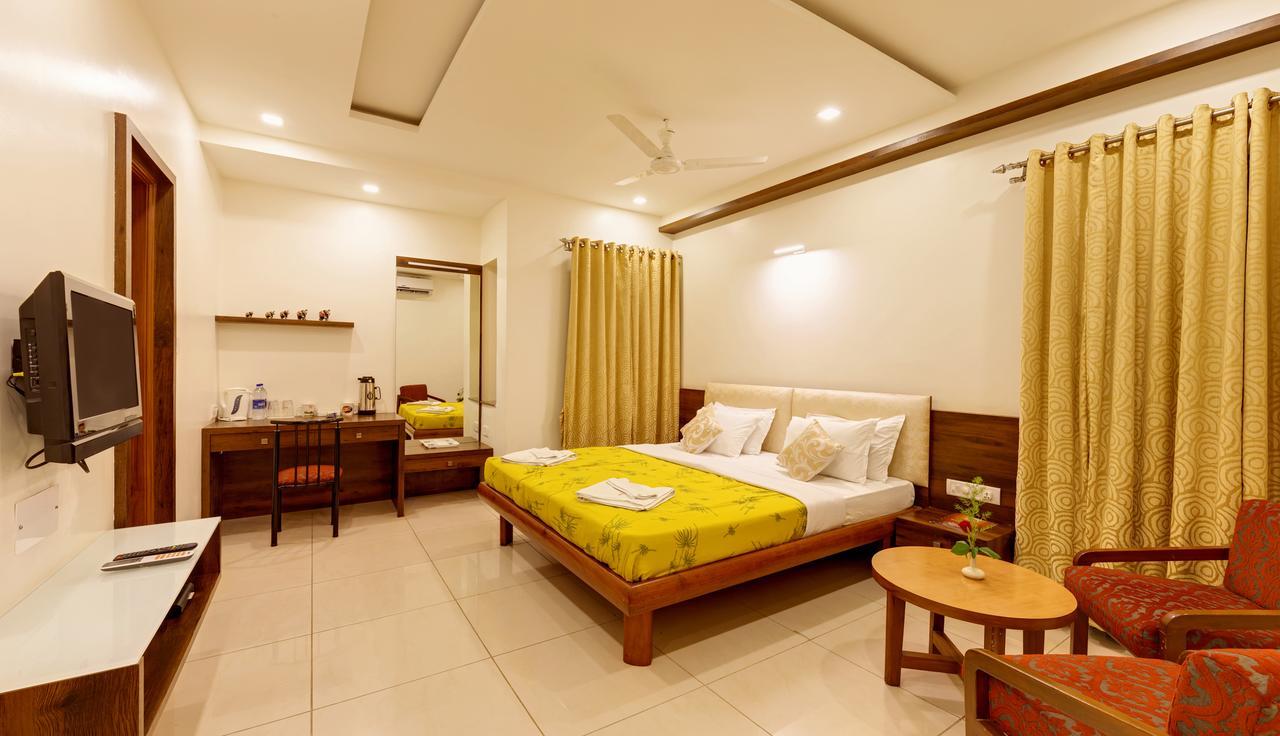 Hotel Woodland Kolhapur Bagian luar foto