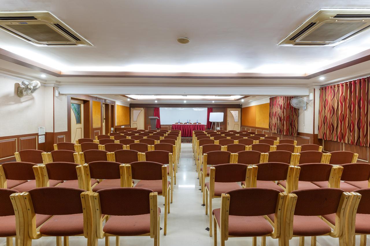 Hotel Woodland Kolhapur Bagian luar foto