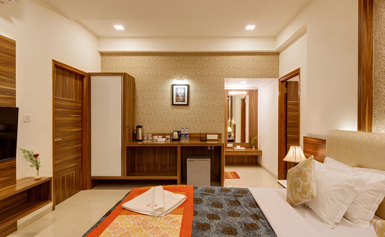 Hotel Woodland Kolhapur Bagian luar foto