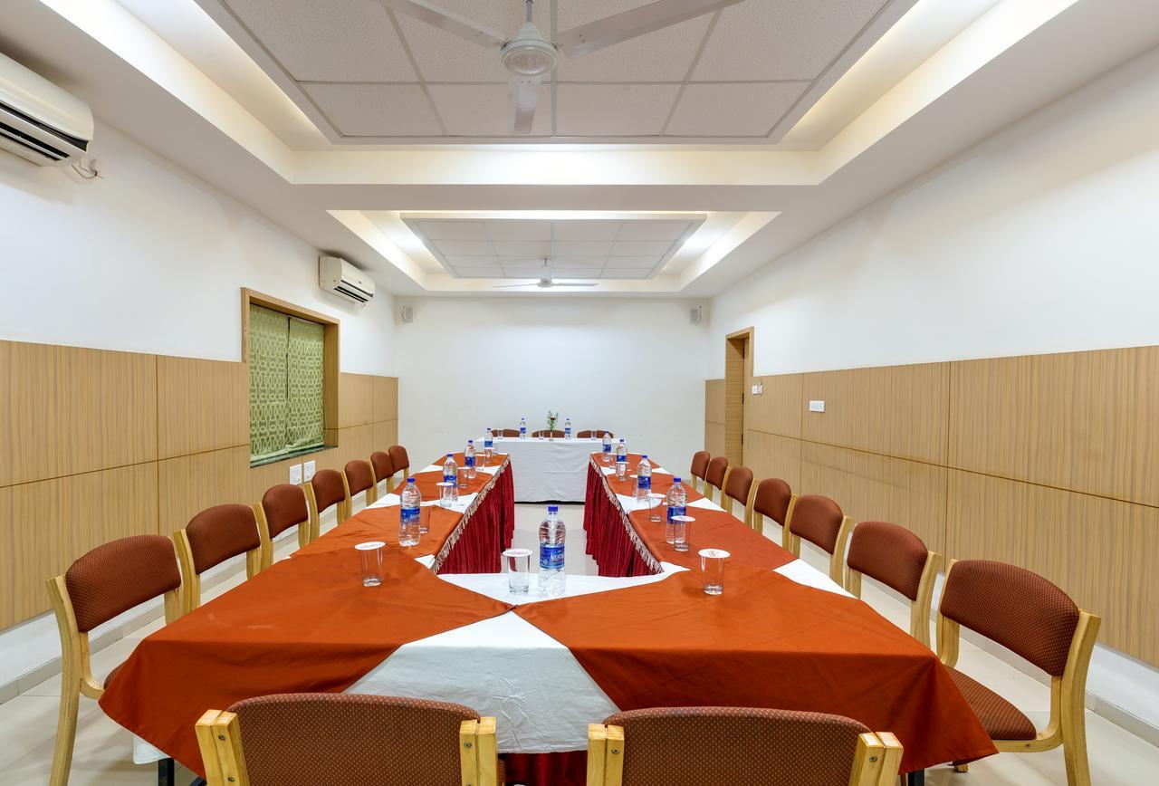 Hotel Woodland Kolhapur Bagian luar foto