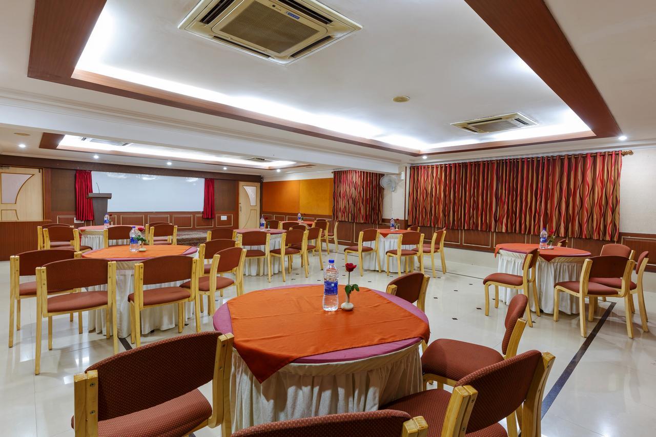Hotel Woodland Kolhapur Bagian luar foto
