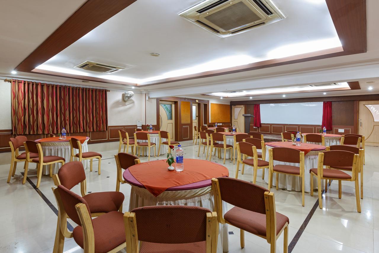 Hotel Woodland Kolhapur Bagian luar foto