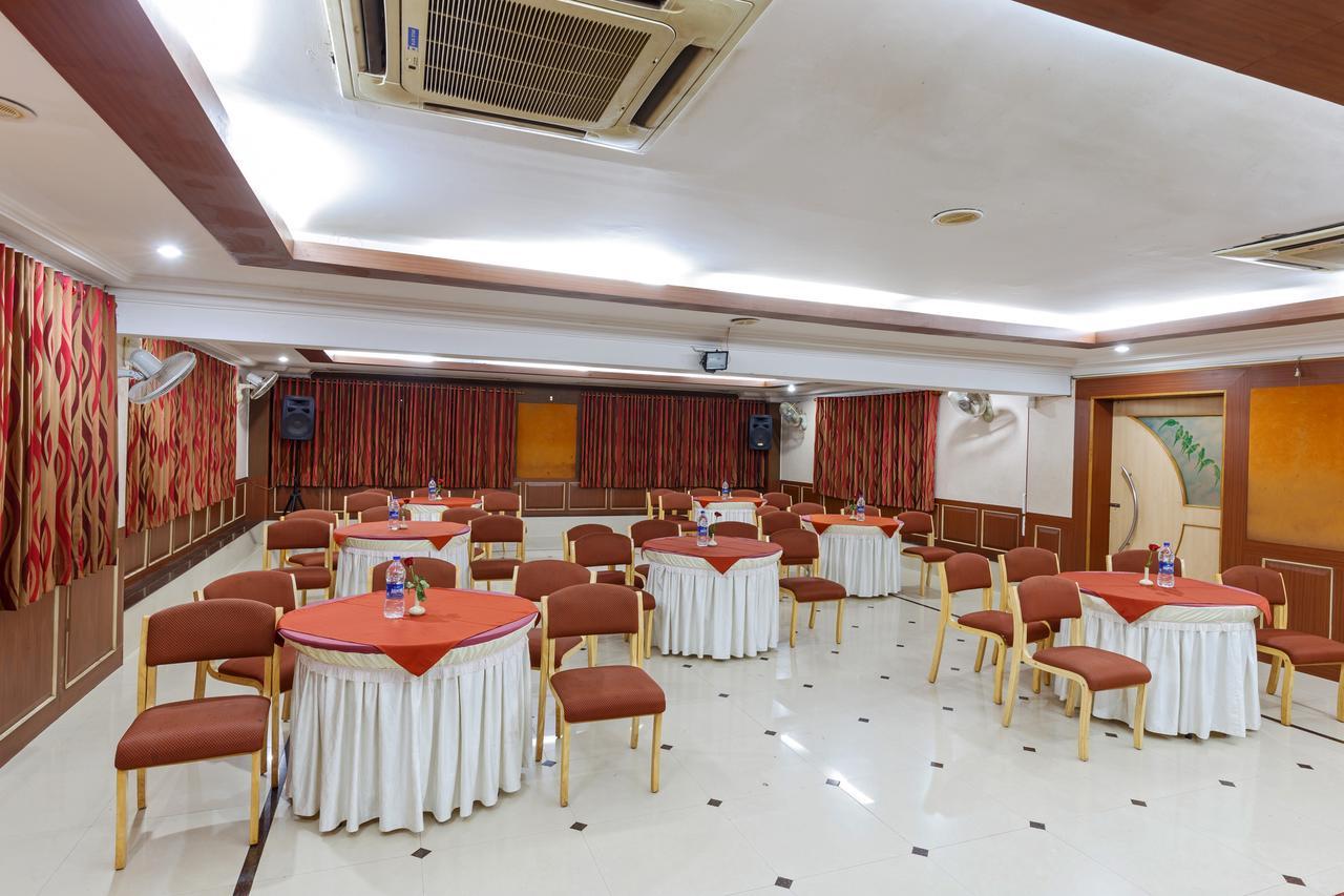 Hotel Woodland Kolhapur Bagian luar foto