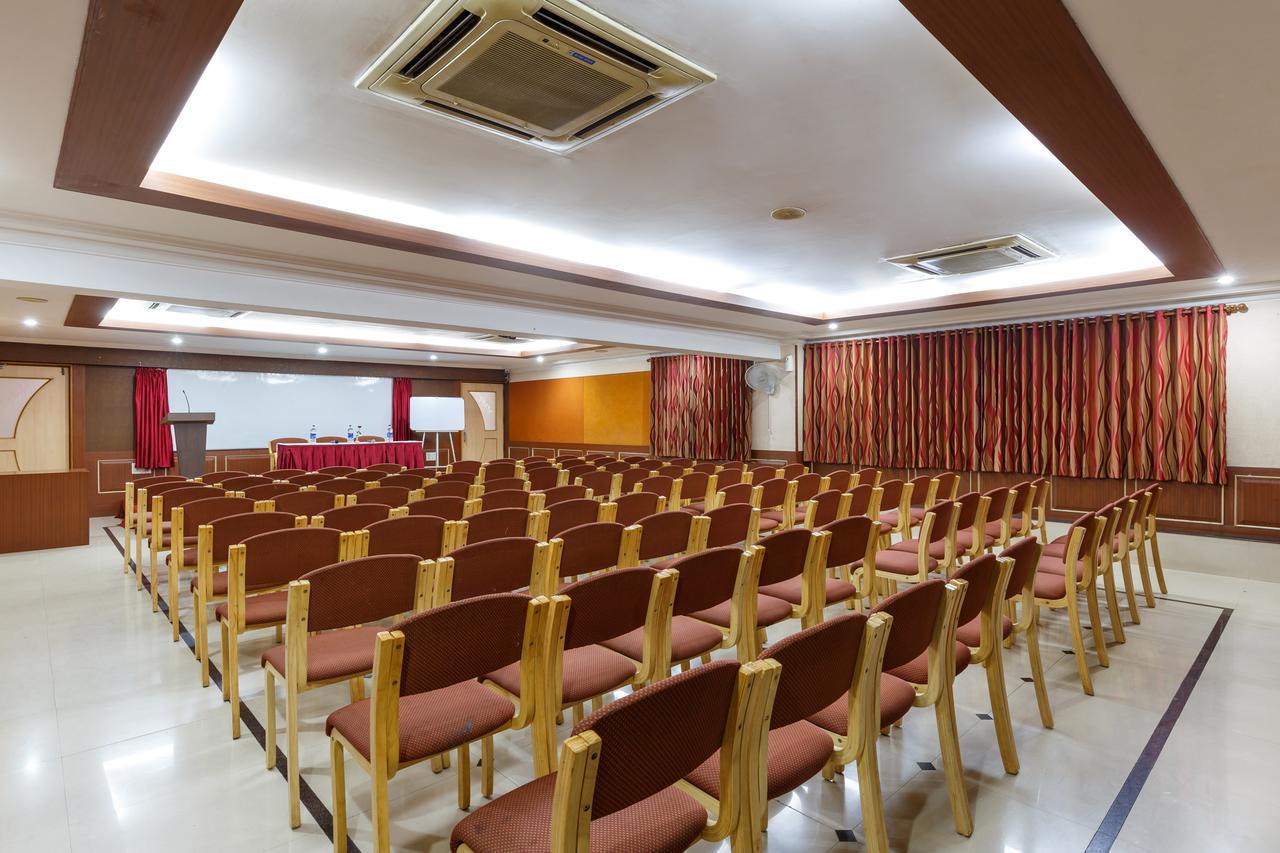 Hotel Woodland Kolhapur Bagian luar foto