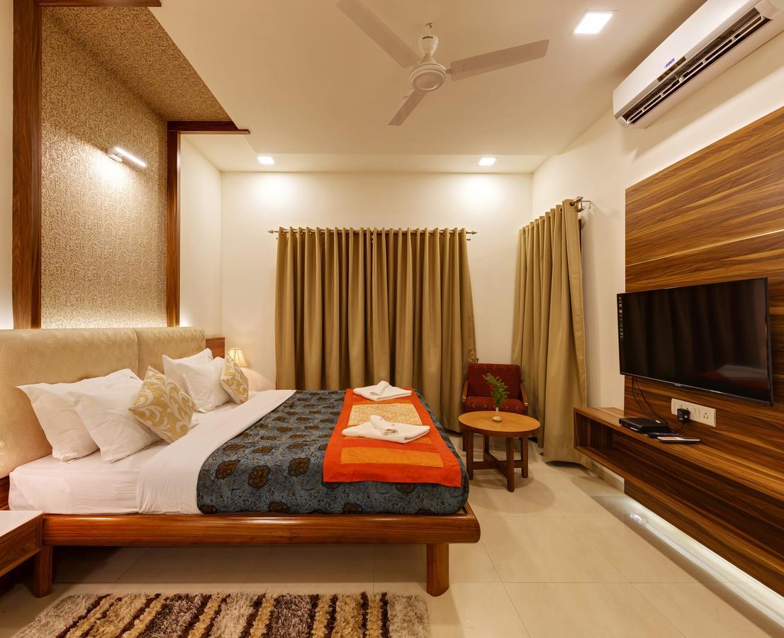 Hotel Woodland Kolhapur Bagian luar foto
