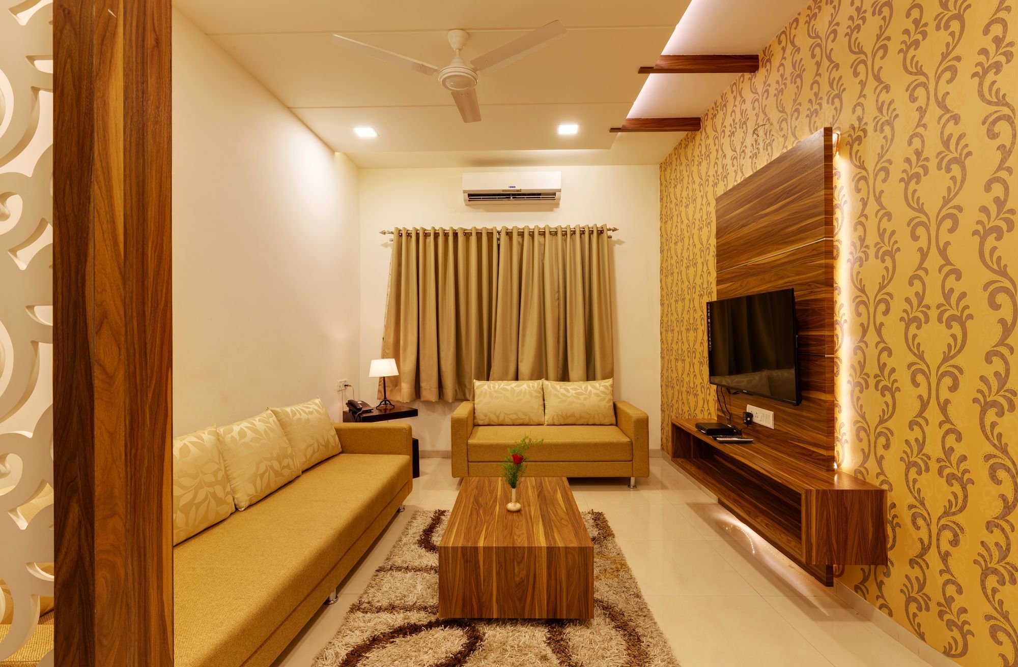 Hotel Woodland Kolhapur Bagian luar foto