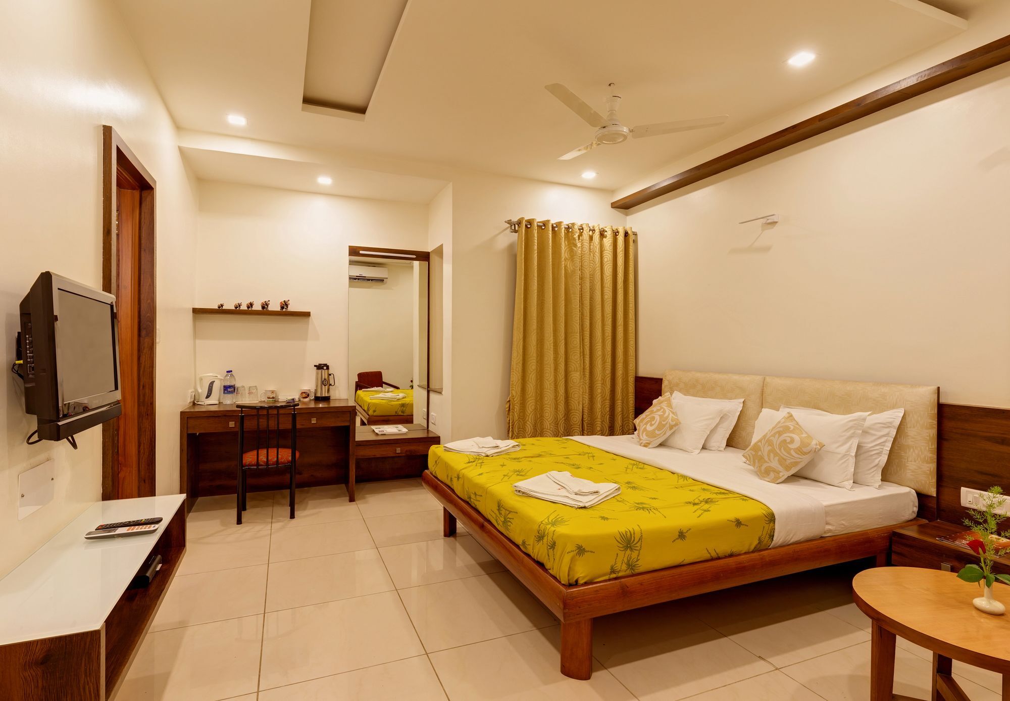 Hotel Woodland Kolhapur Bagian luar foto