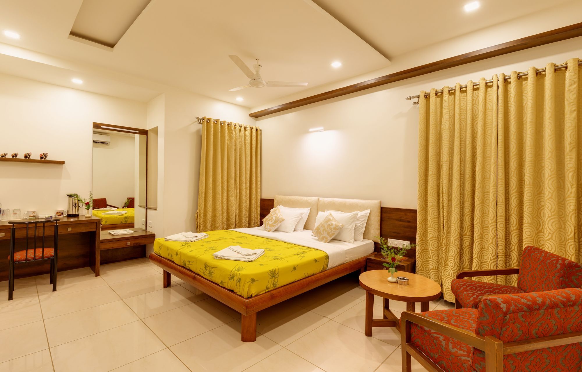 Hotel Woodland Kolhapur Bagian luar foto