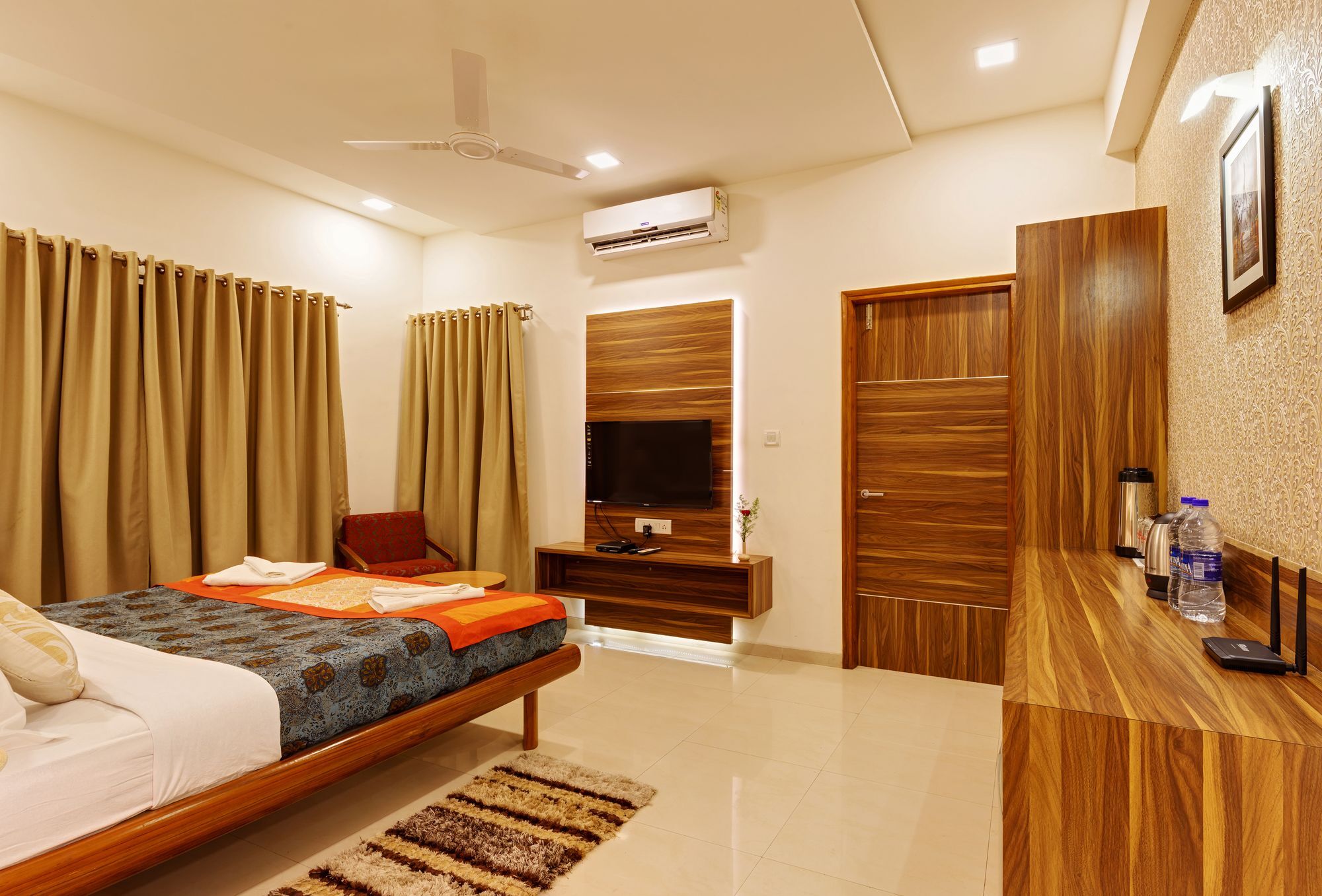 Hotel Woodland Kolhapur Bagian luar foto